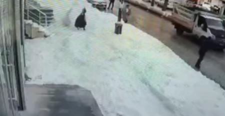 OVO JE DEVOJKA NA KOJU SE OBRUŠIO SNEG! Kamera usnimila trenutak smrti (FOTO/VIDEO) 